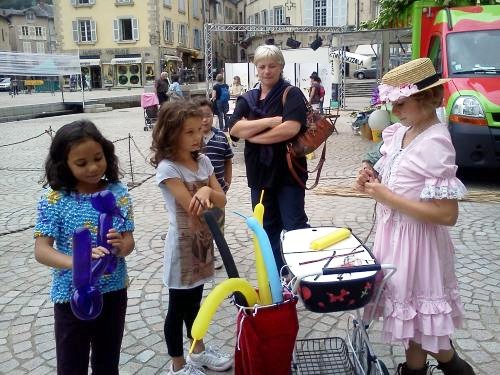 Naïs et ses ballons aux Nuits de Nacre